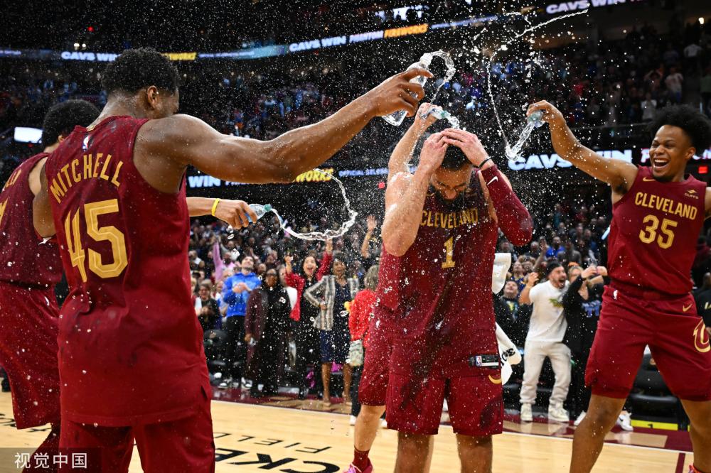 这张照片中 这张照片中