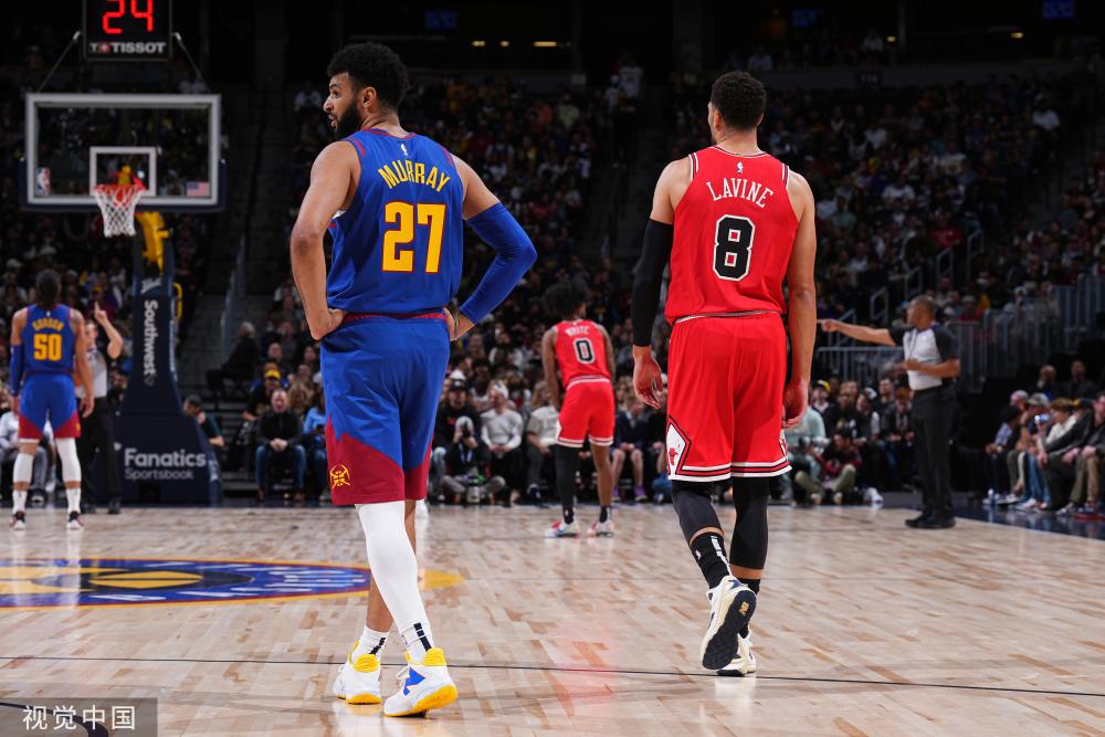 达成皇马生涯西甲250场里程碑，巴斯克斯赛后获赠纪念球衣