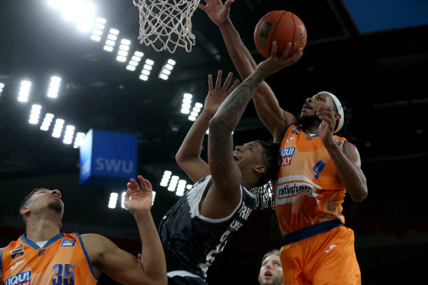 科贝记者:对阵皇家社会的比赛中,维尼修斯可能担任球队队长